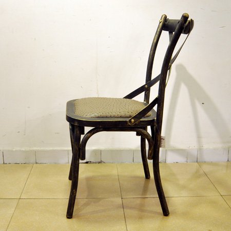 Cadeira de jantar vintage com estrutura de aço e assento de couro