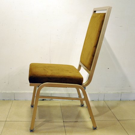 Cadeira de alumínio para banquete de hotel de luxo com encosto flexível moderna cadeira de restaurante durável com almofada de pé ajustável