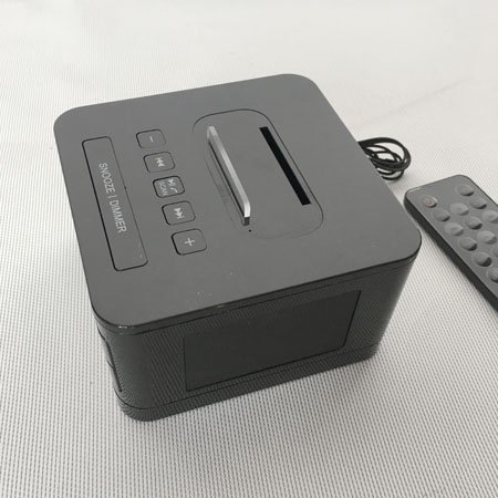 Sistema de rádio e alto-falante despertador para quarto de hotel