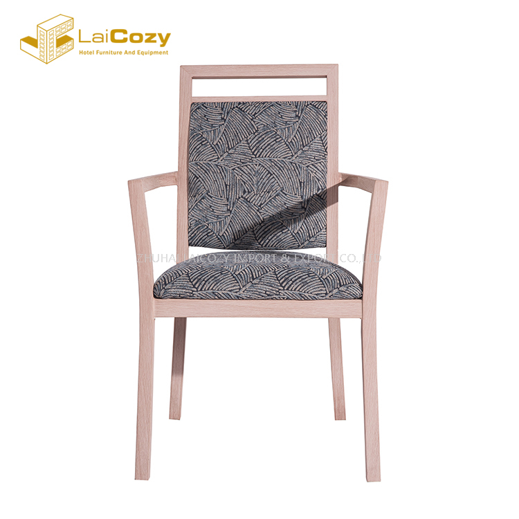 Cadeiras antigas estofadas em tecido moderno com braços em alumínio