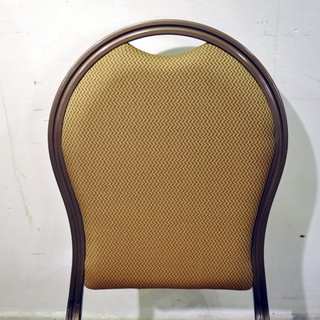 Cadeira de banquete de empilhamento de alumínio de restaurante com assento curvo